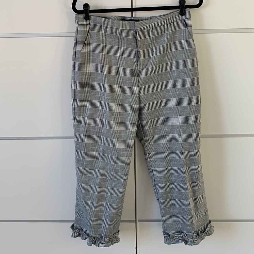 Ankle/Cropped Adorable Pants with Ruffle Detail
